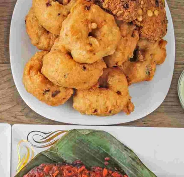 A plate of crisp fried vadai, Sri Lankan short eats